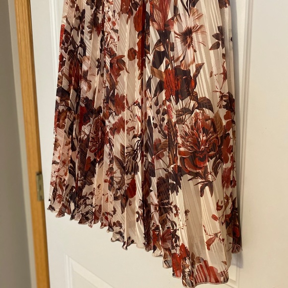 H&M Pleated Skirt - Picture 2 of 3